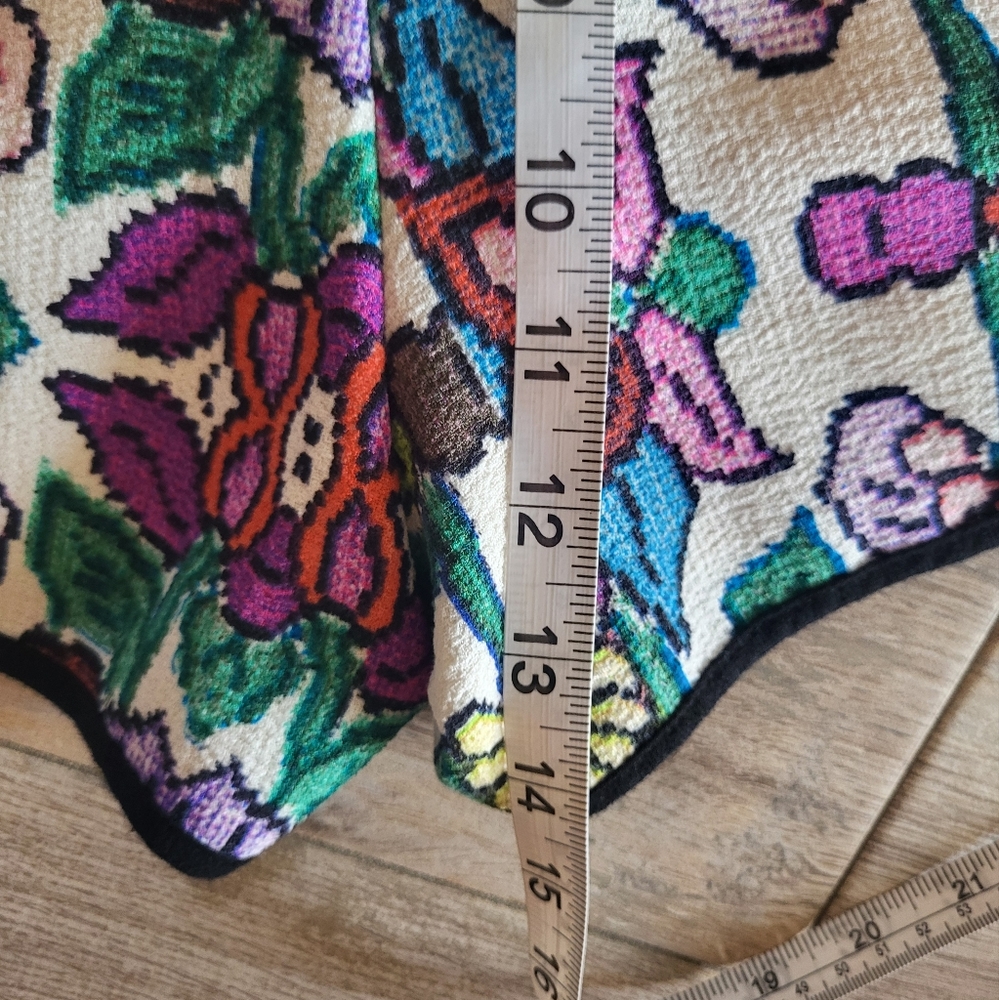Revolve Minkpink floral shorts size small - Picture 4 of 8